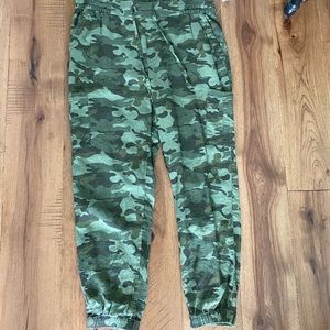 NWT!!! womens Oldnavy  camo cargo  joggers size large